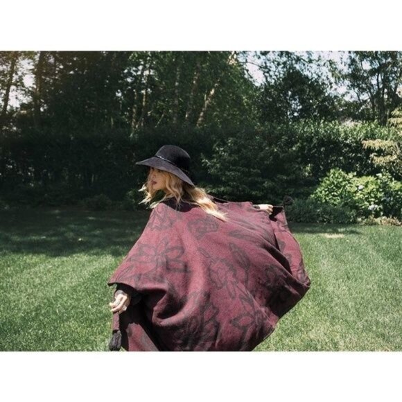 Cleobella Wine With Black Contrast & Tassels Sevigny Capelet - Picture 4 of 6